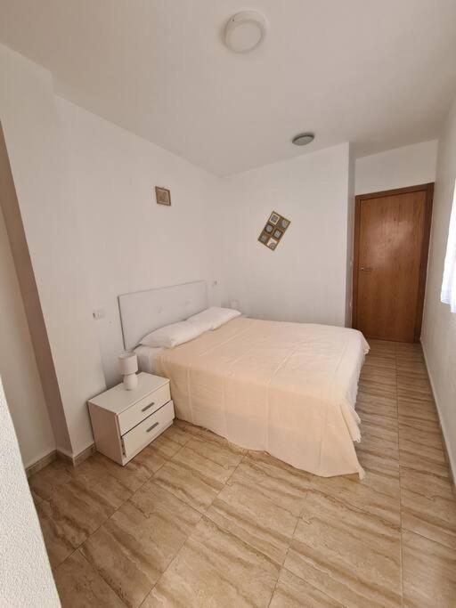 Beautiful Apartment With Patio ตอร์เรเวียคา ภายนอก รูปภาพ