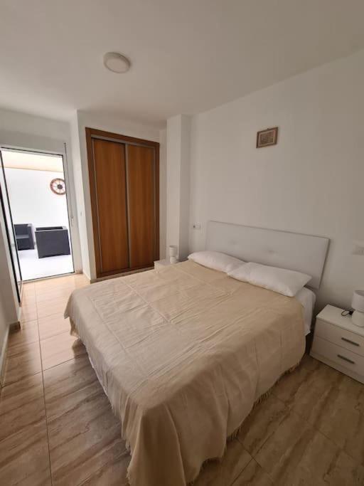 Beautiful Apartment With Patio ตอร์เรเวียคา ภายนอก รูปภาพ