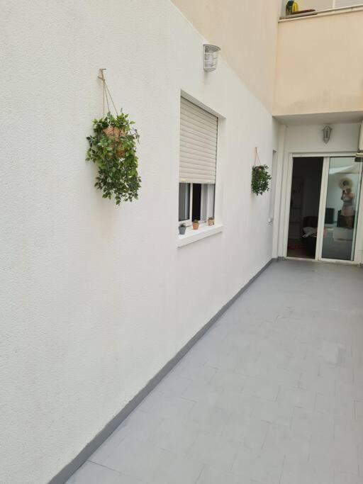 Beautiful Apartment With Patio ตอร์เรเวียคา ภายนอก รูปภาพ