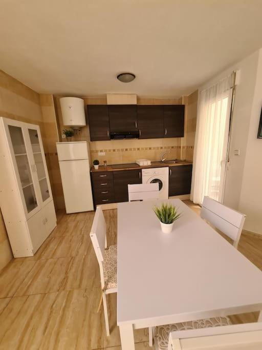 Beautiful Apartment With Patio ตอร์เรเวียคา ภายนอก รูปภาพ