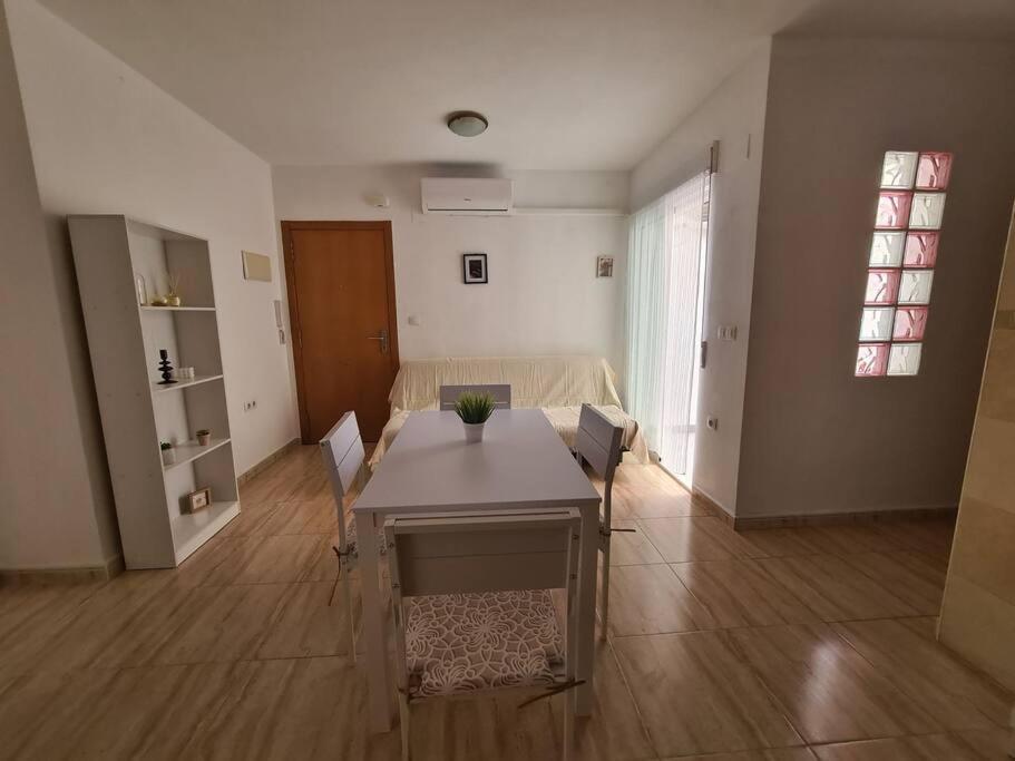 Beautiful Apartment With Patio ตอร์เรเวียคา ภายนอก รูปภาพ