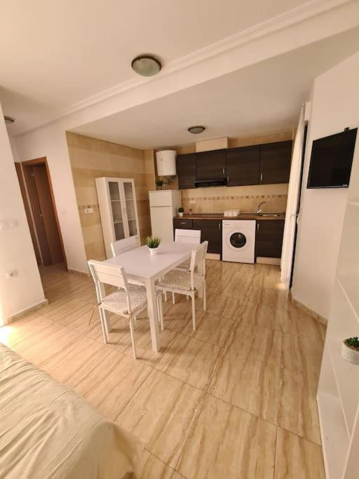Beautiful Apartment With Patio ตอร์เรเวียคา ภายนอก รูปภาพ